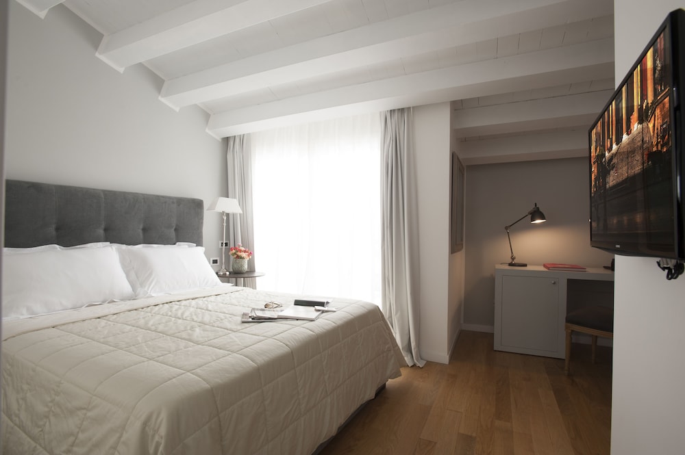 DELUXE, DOUBLE BED