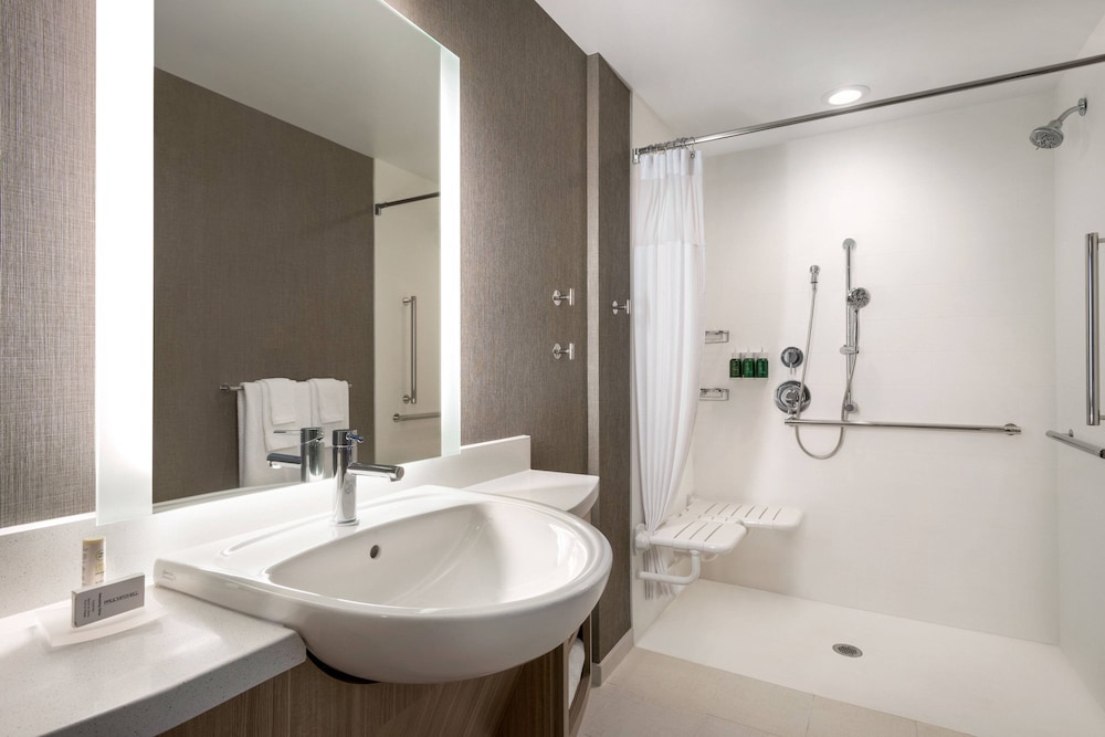 Springhill Suites Milwaukee West Wauwatosa 16/50
