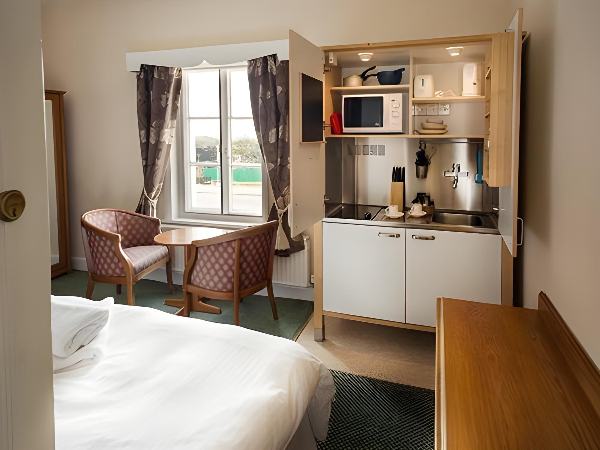 Albert and Victoria Hotel 4/40