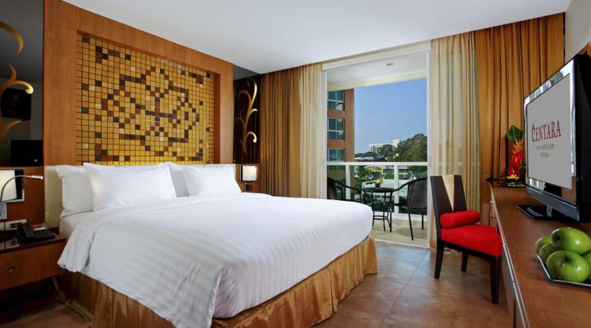 غرفة ديلوكس بسرير مزدوج بإطلالة على المسبح، Centara Nova Hotel Pattaya 4/6