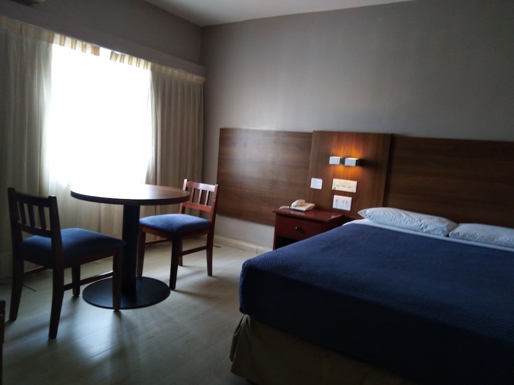 Tower House Suites 8/39