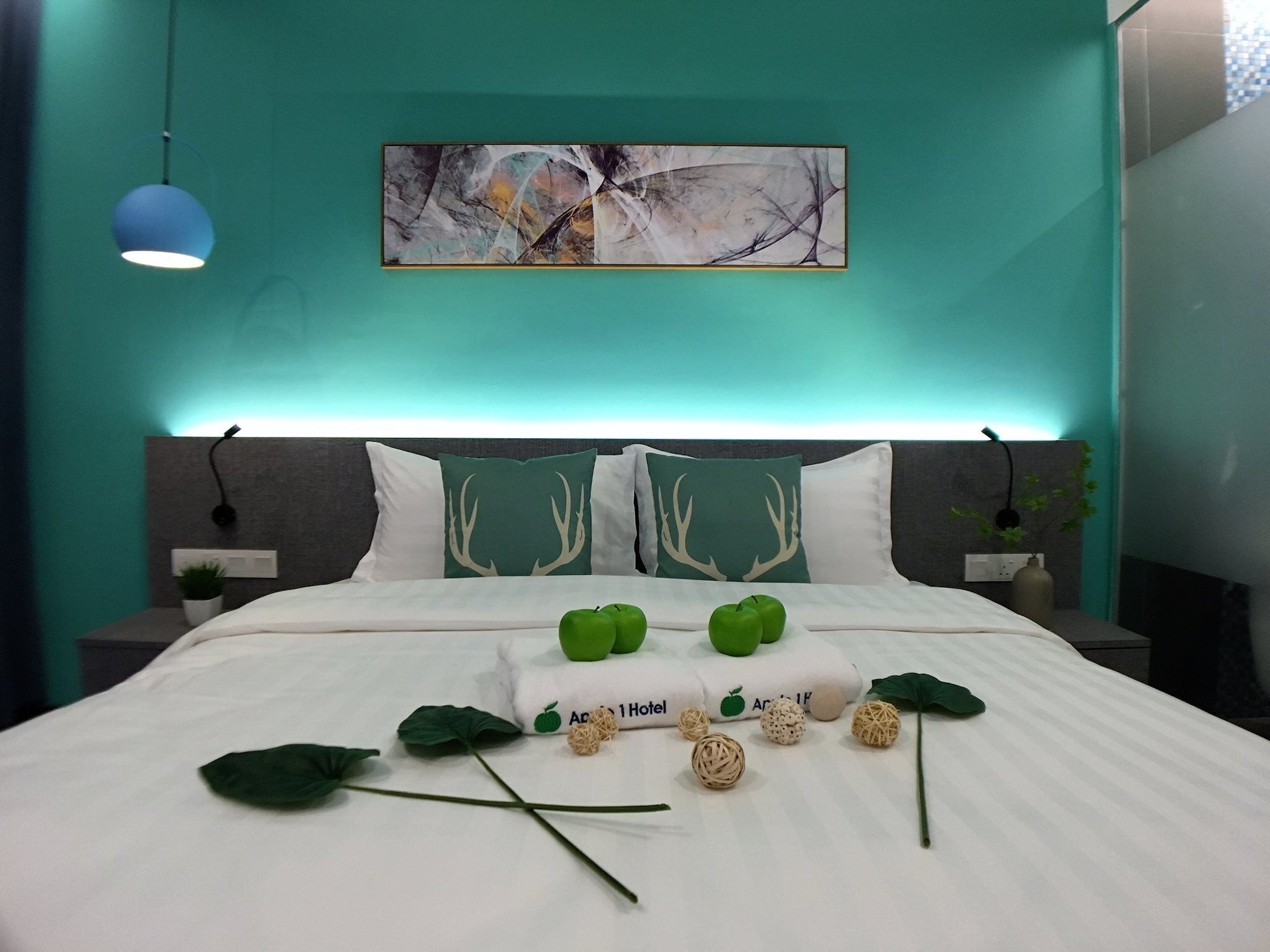 DELUXE, KING BED