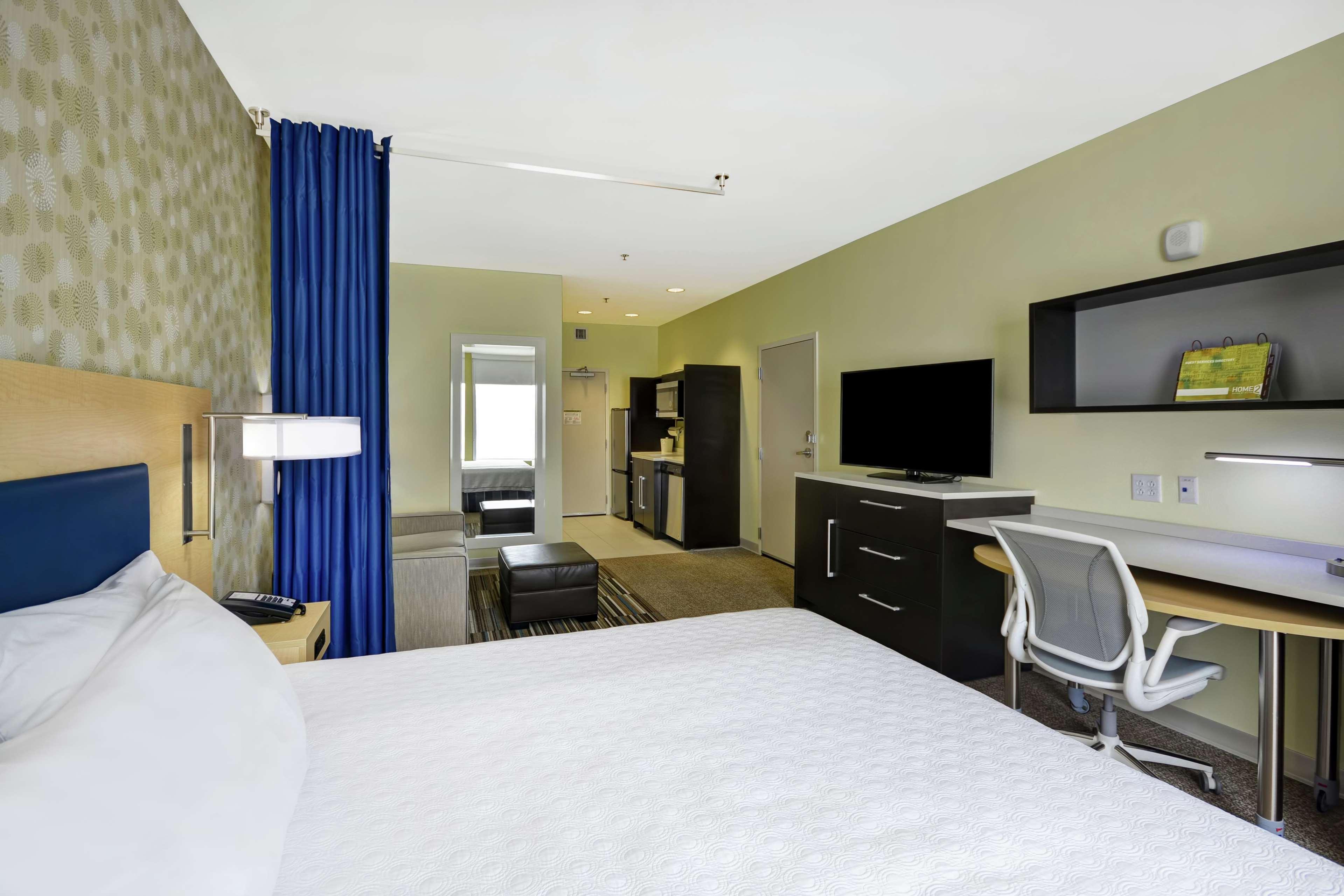 STUDIO, SUITE, KING BED
