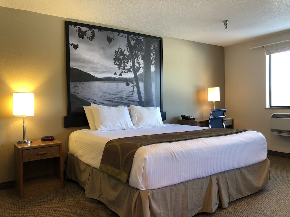 Super 8 by Wyndham Salmon Arm 6/35