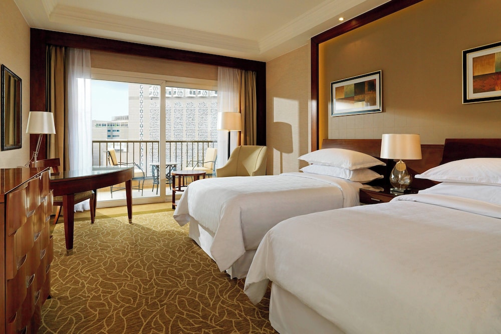 GUEST ROOM, DELUXE, TWIN BEDS, POOL AND CITY VIEW, BALCONY