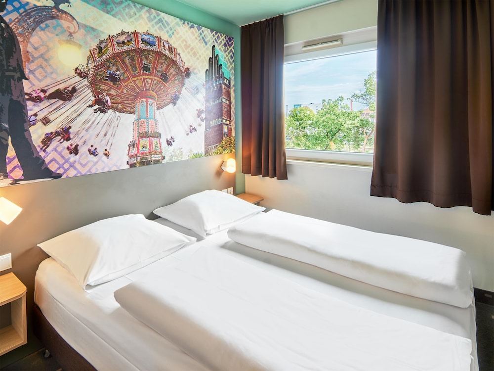 ROOM, QUEEN BED