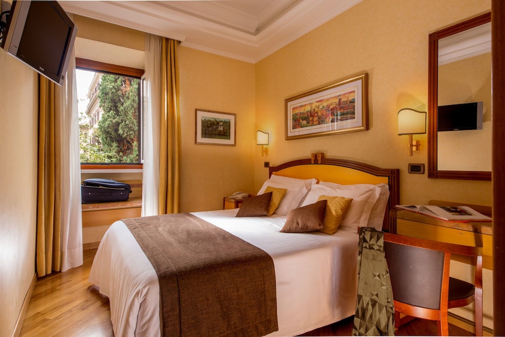 ROOM, DOUBLE OR TWIN BED