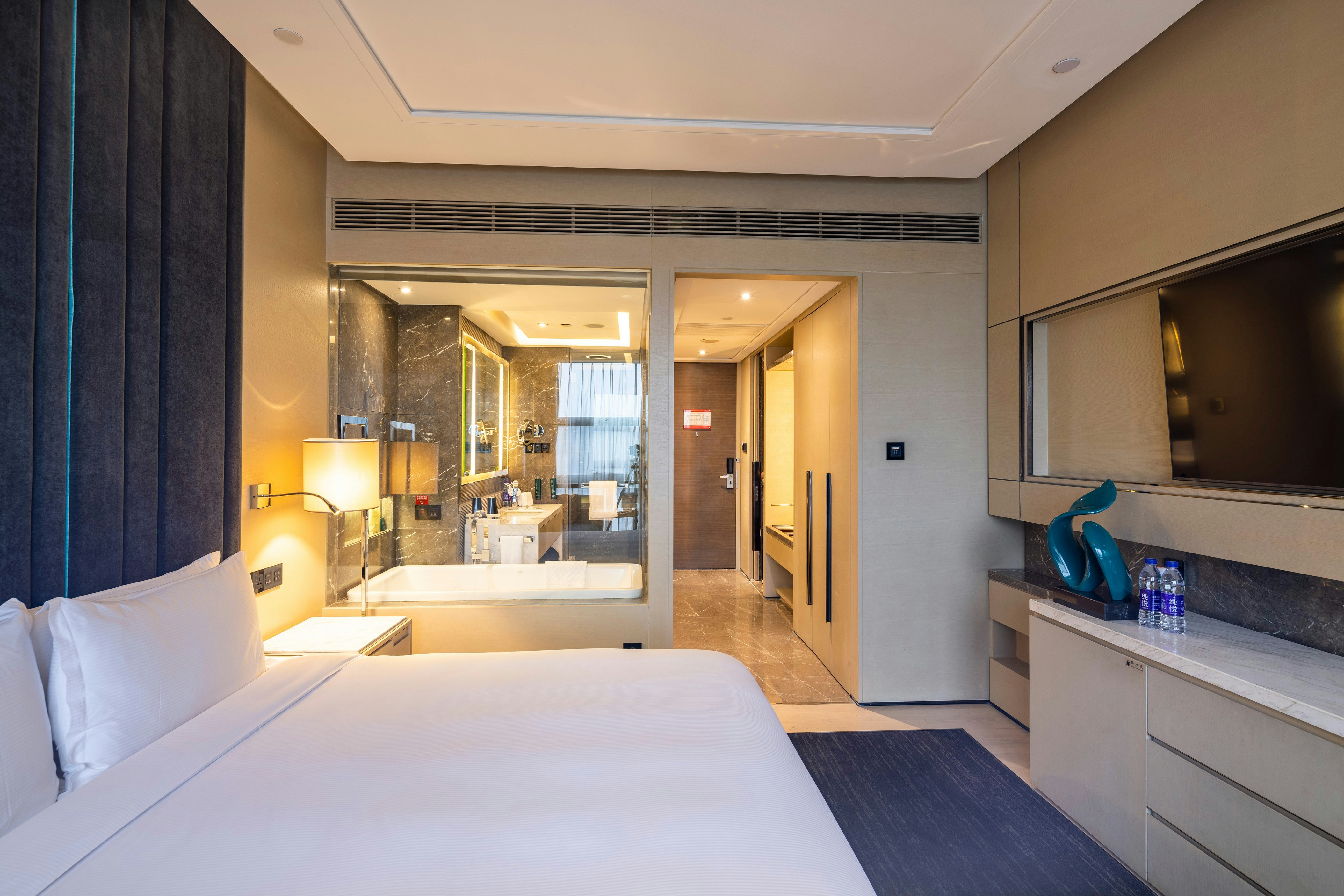 GUEST ROOM, KING BED