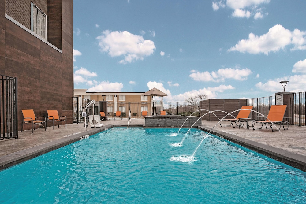 La Quinta Inn & Suites by Wyndham Dallas Grand Prairie North 3/42