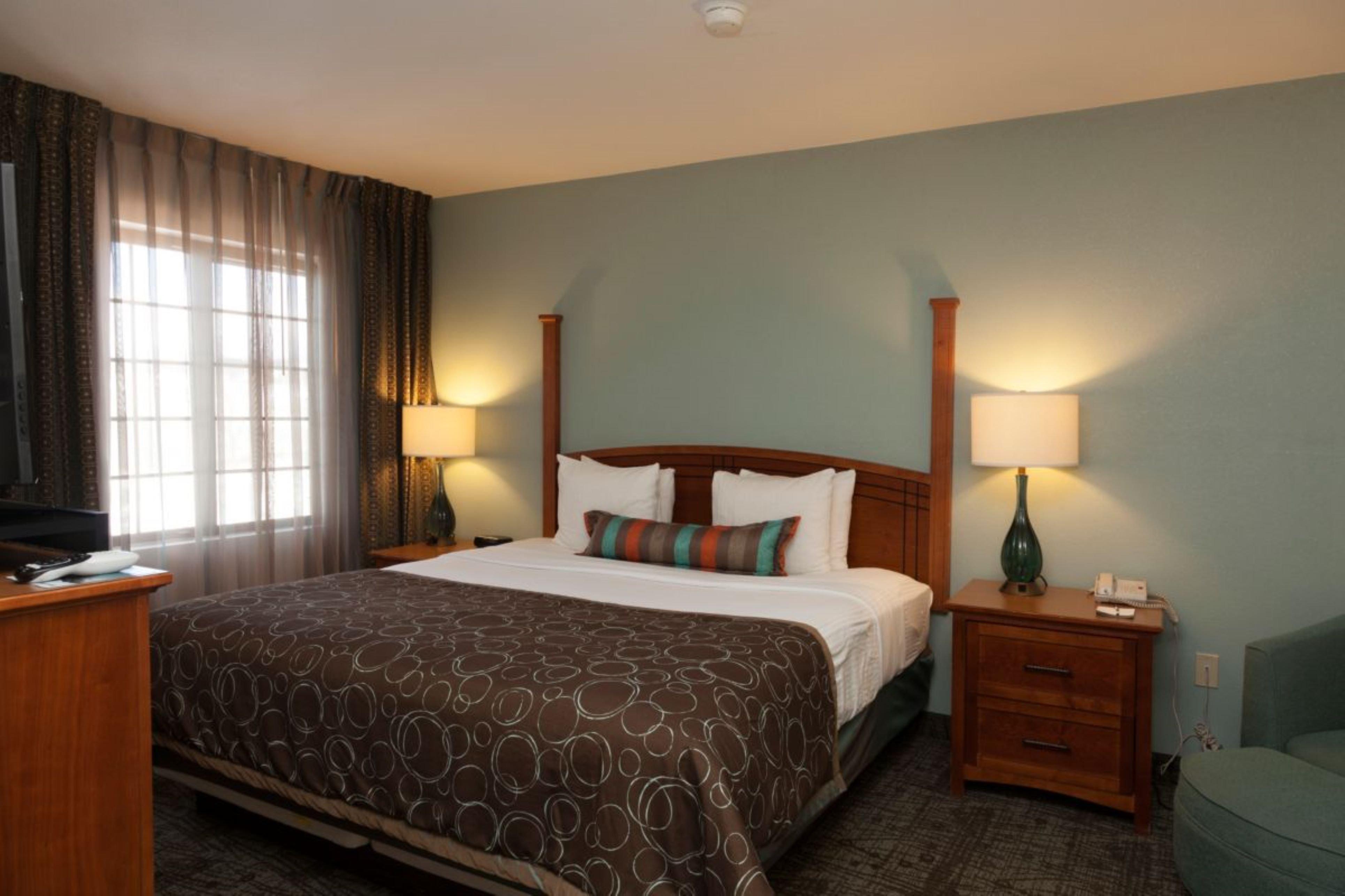 2 Bedrooms, Suite, King Bed