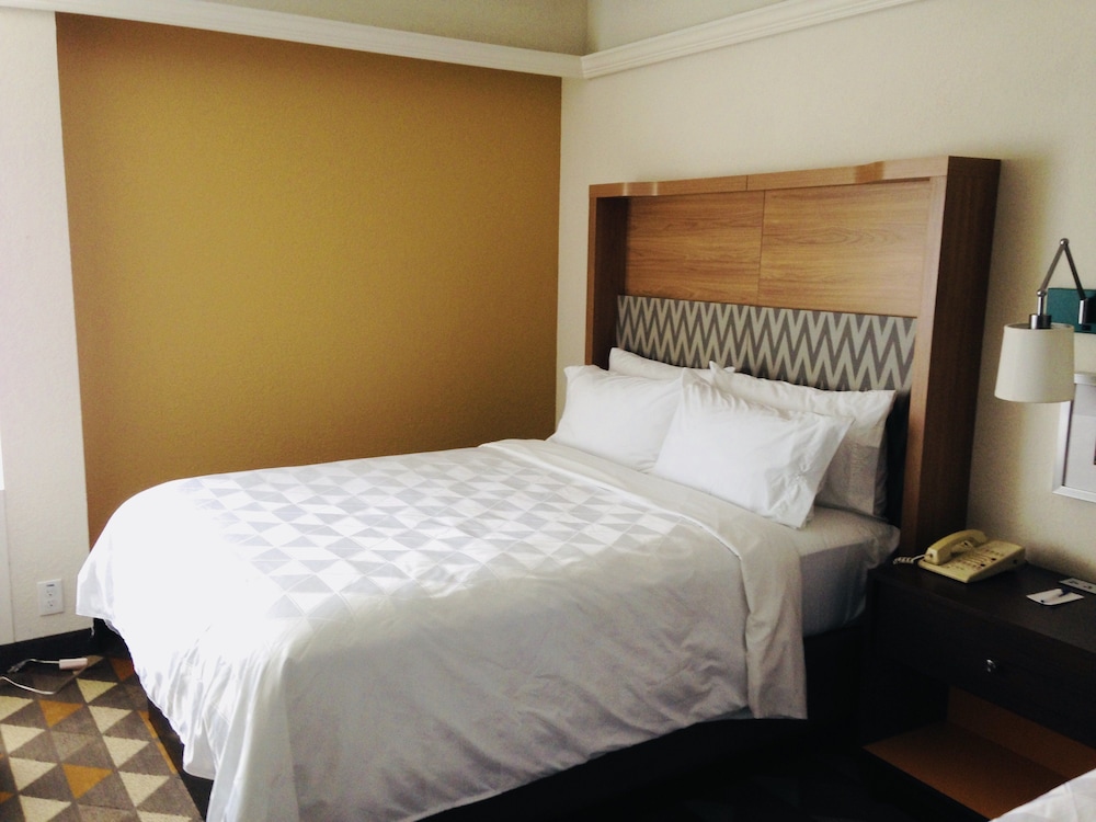 Holiday Inn Suites Pittsfield Berkshires 23/80