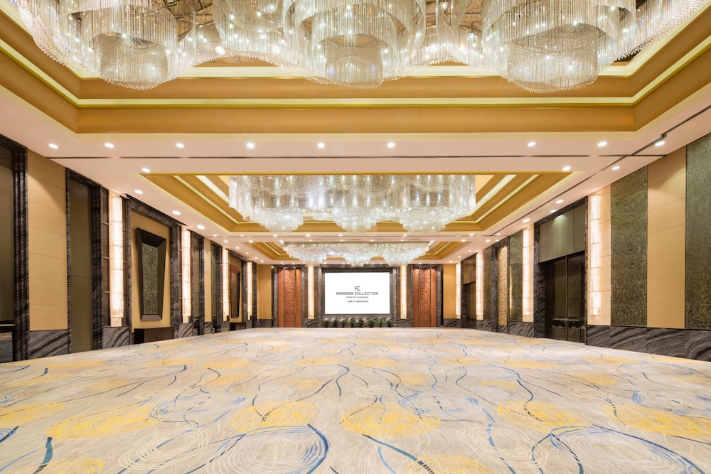 Radisson Collection Hotel Yangtze Shanghai 12/74