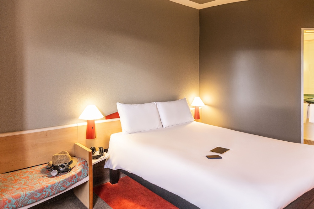 Ibis Tarbes Odos 28/64