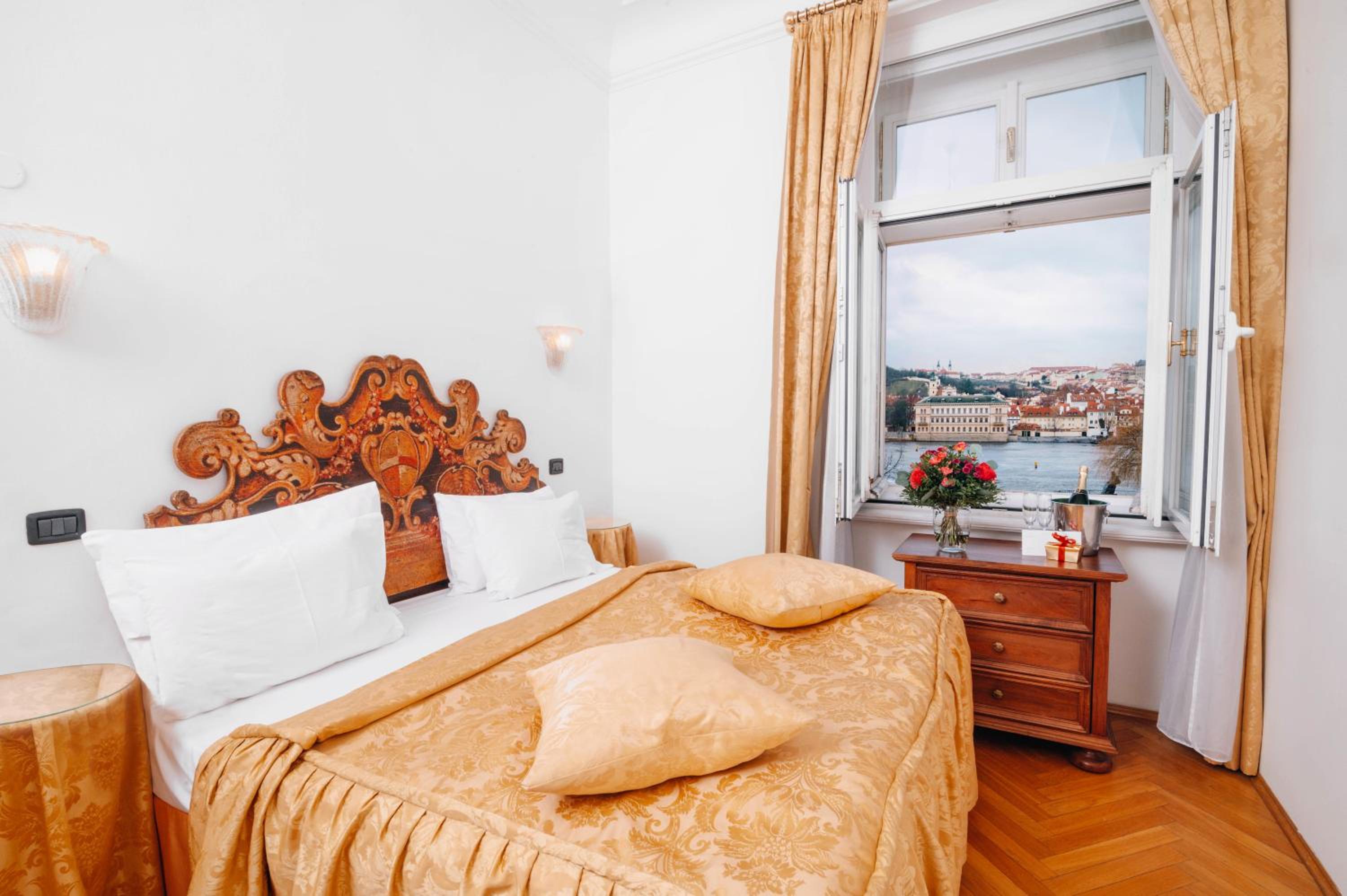 Room, Double or Twin Bed, Riverside