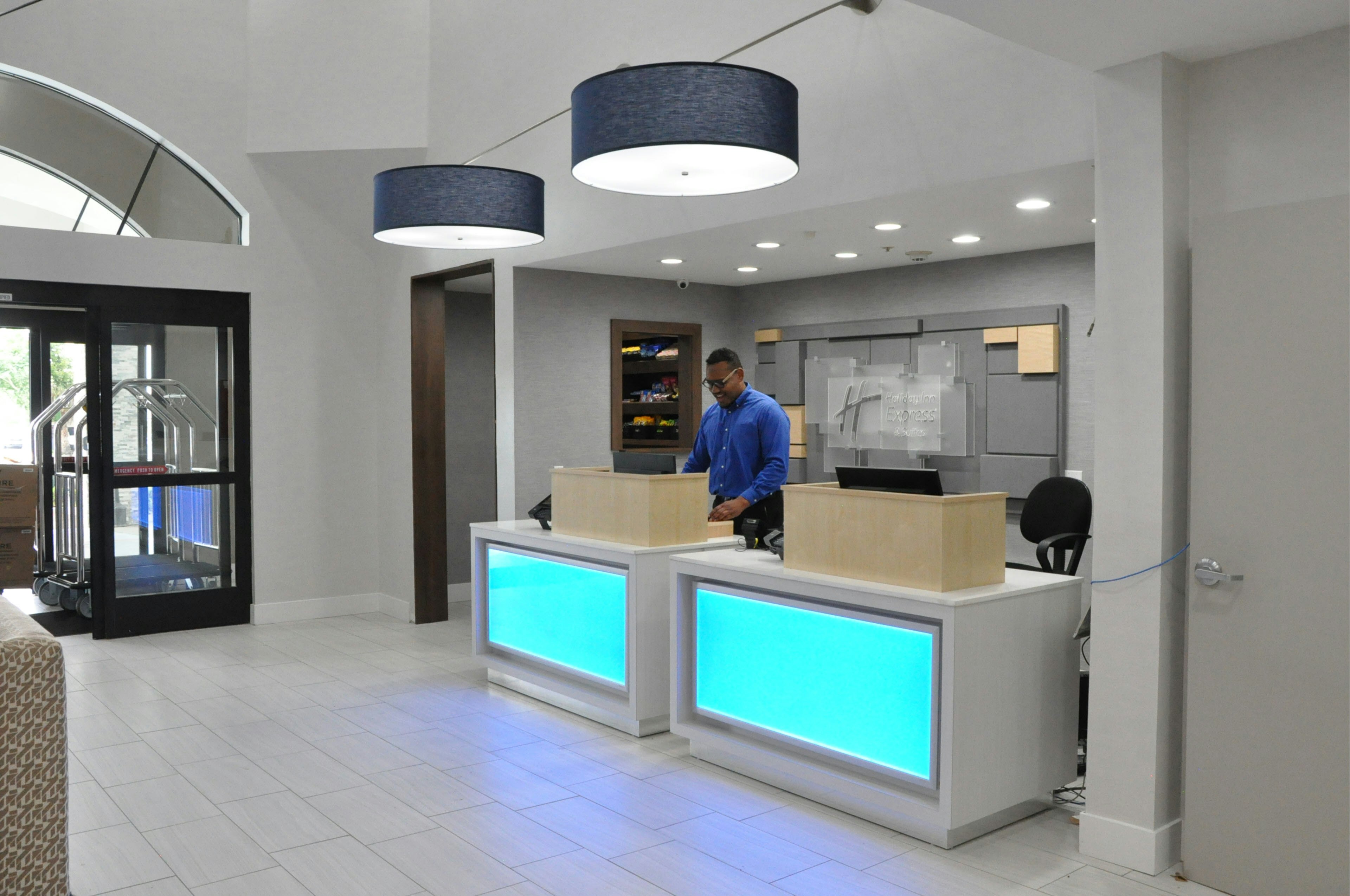 Holiday Inn Express And Suites Lake Forest 5/55