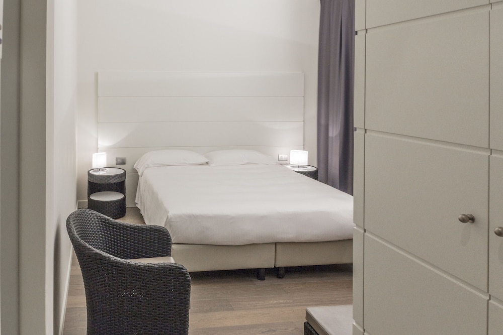 Tag Hotel 8/50