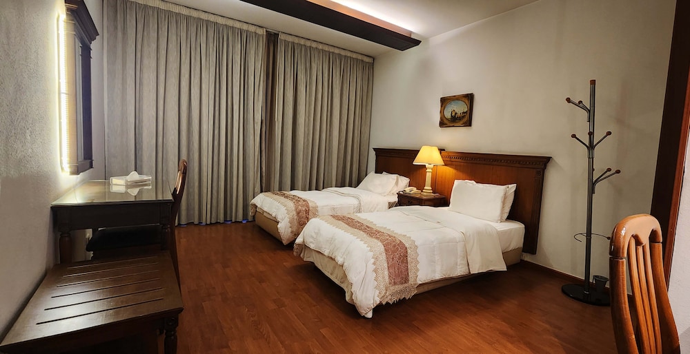 Holiday Home Suites 20/48
