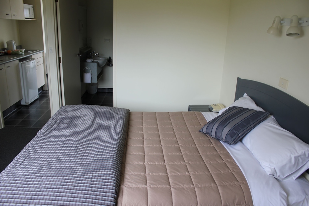 Baycourt Lakefront Motel 16/64