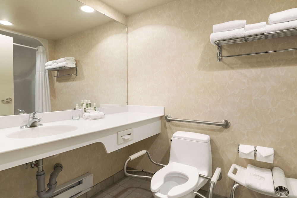 Travelodge By Wyndham Spruce Grove 50/50
