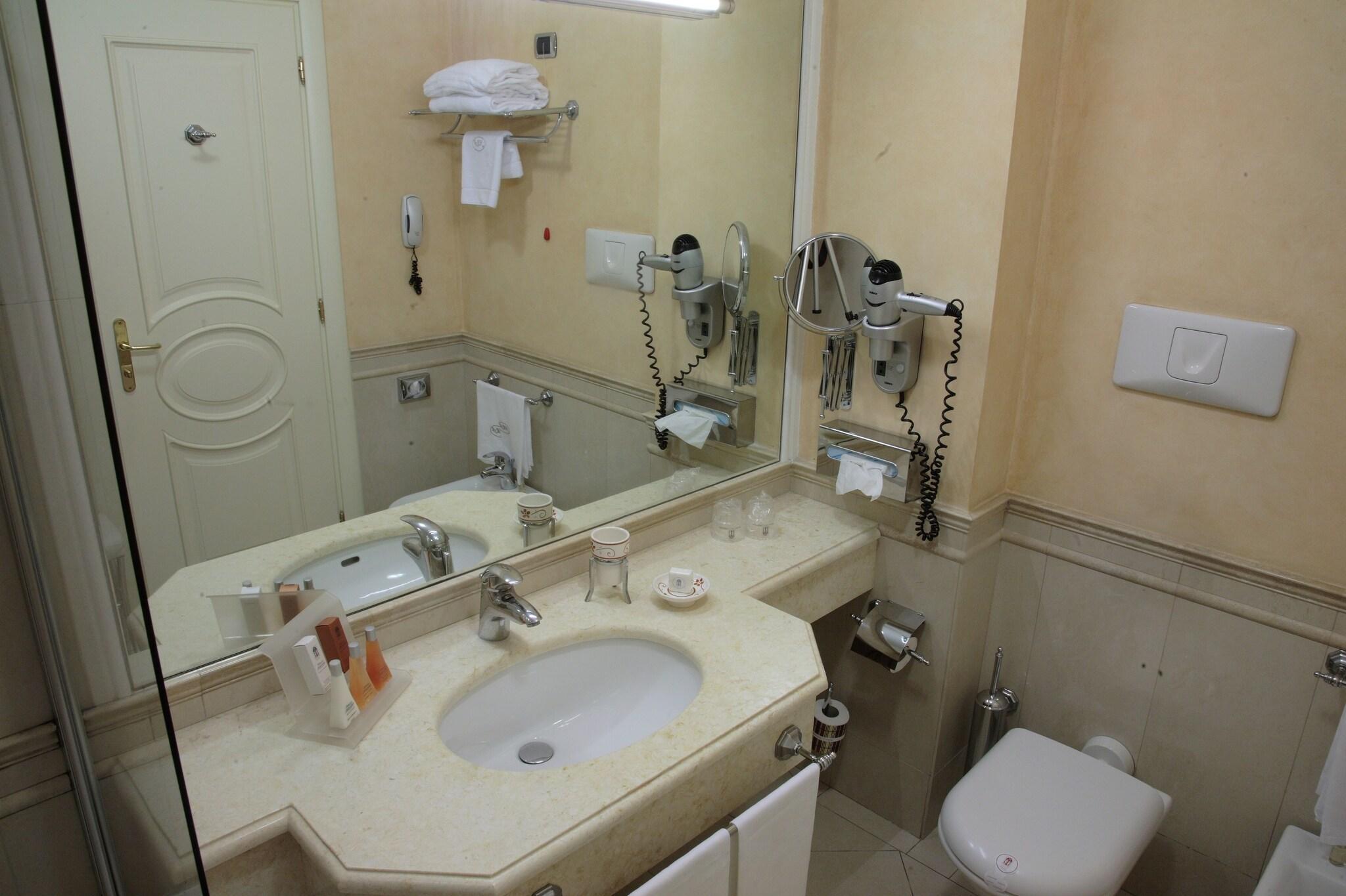 غرفة رباعية بسرير كوين مع أريكة، Palazzo Alabardieri 3/4