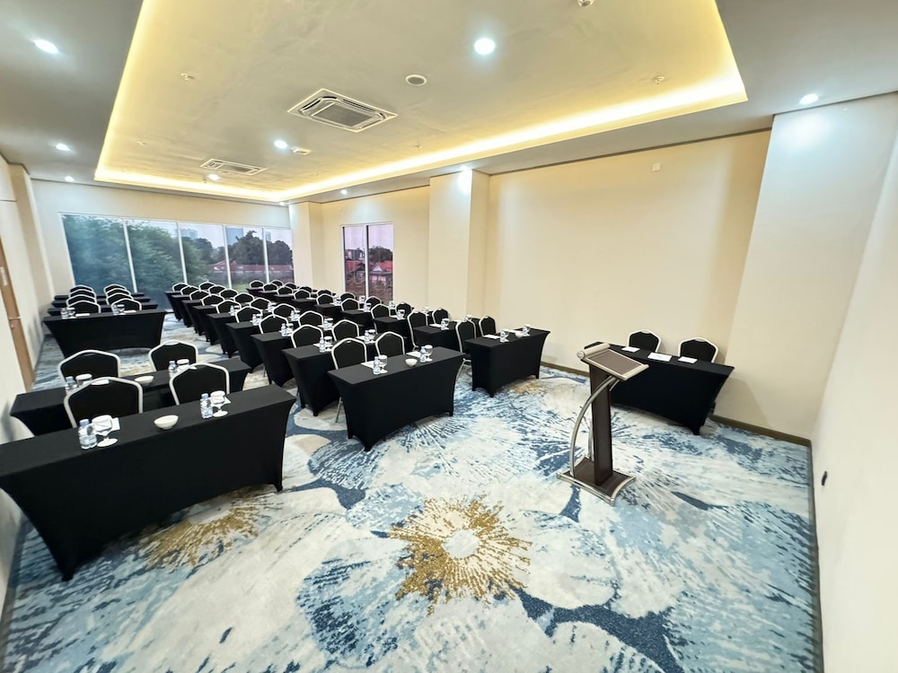Howard Johnson By Wyndham Tangerang 56/62