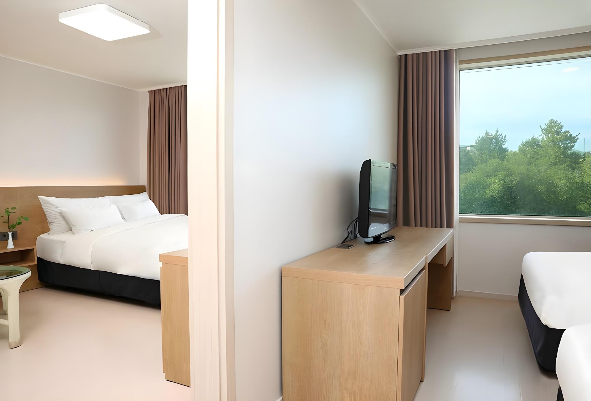 Family, Suite, Triple, 3 Beds, Pool Access