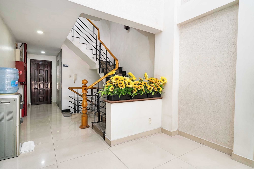 Lobby at Collection O Dinh Dinh Hotel - Near Tan Son Nhat Airport, SAIGON / HO CHI MINH CITY