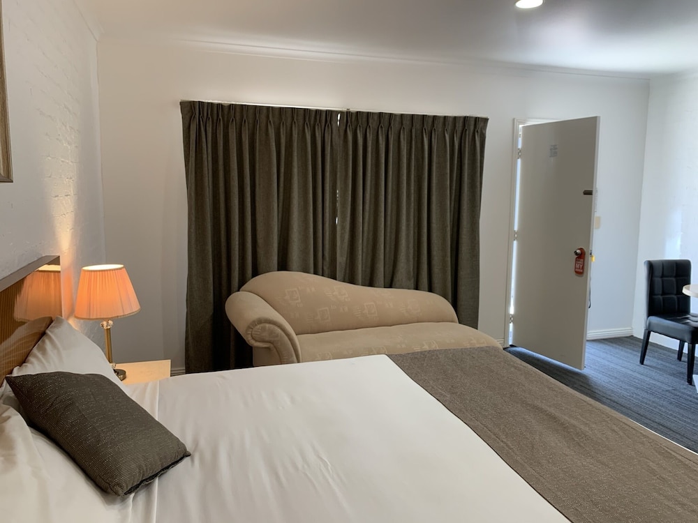 SWAGGERS MOTOR INN(FORMERLY Sundowner Yass) 12/46