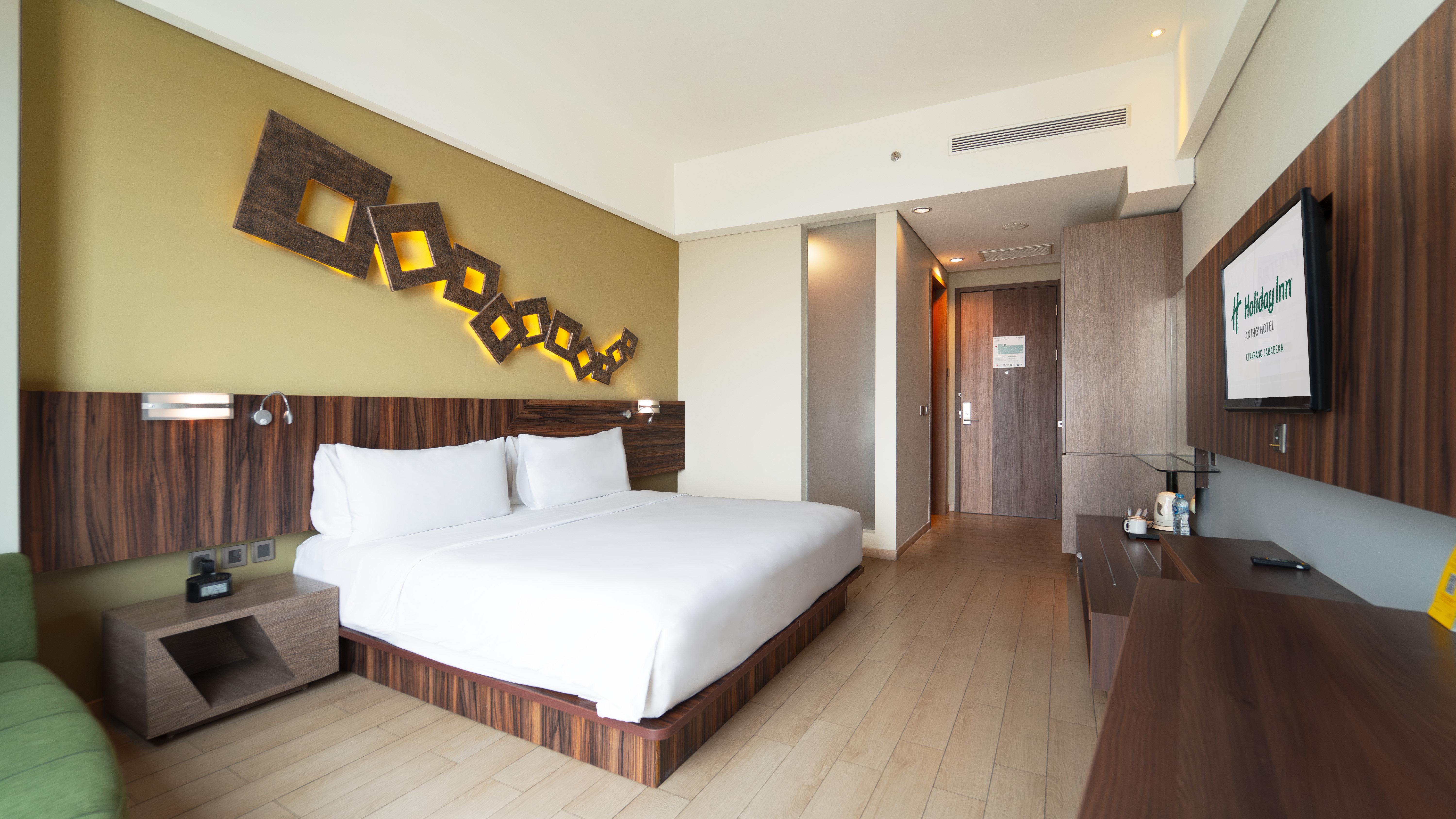 Standard, King Bed, Pool View, Bathtub, Smoking, Holiday Inn Cikarang Jababeka 2/4