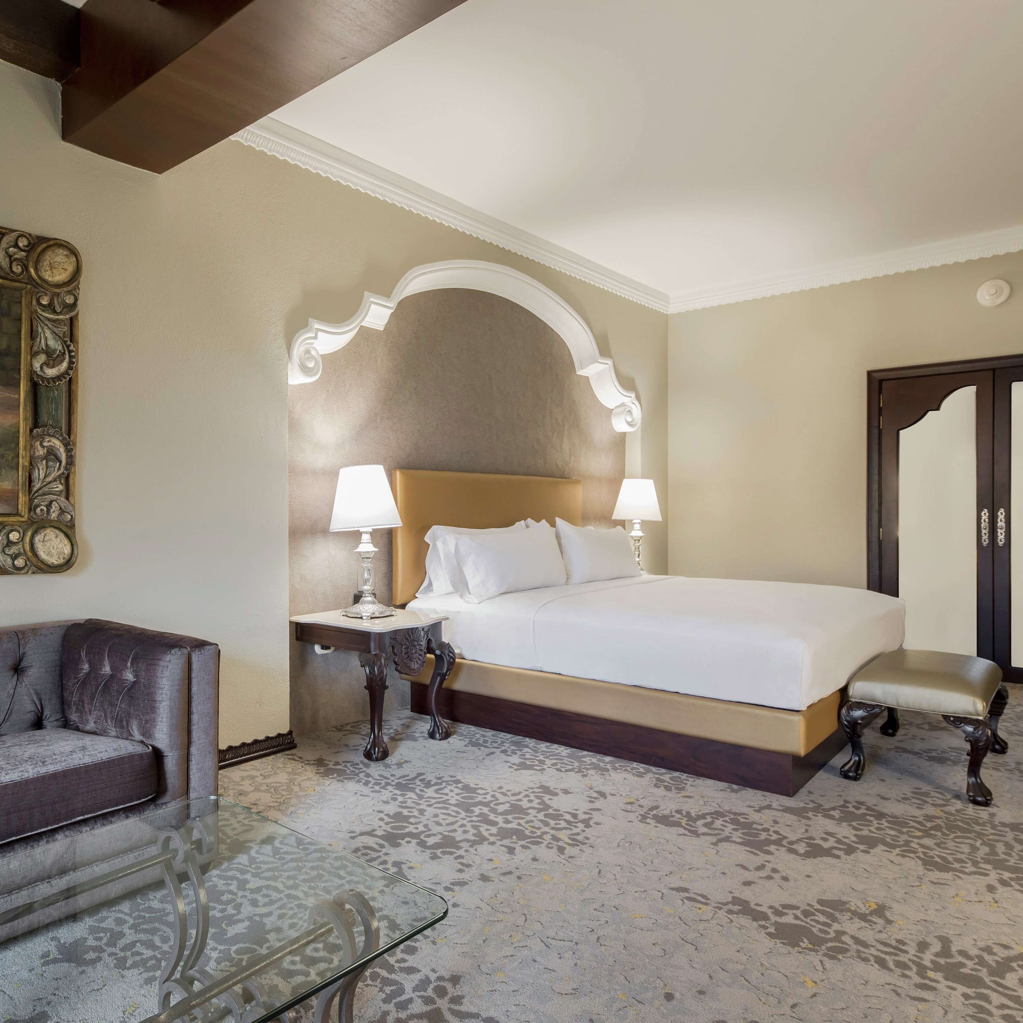 DELUXE, KING BED