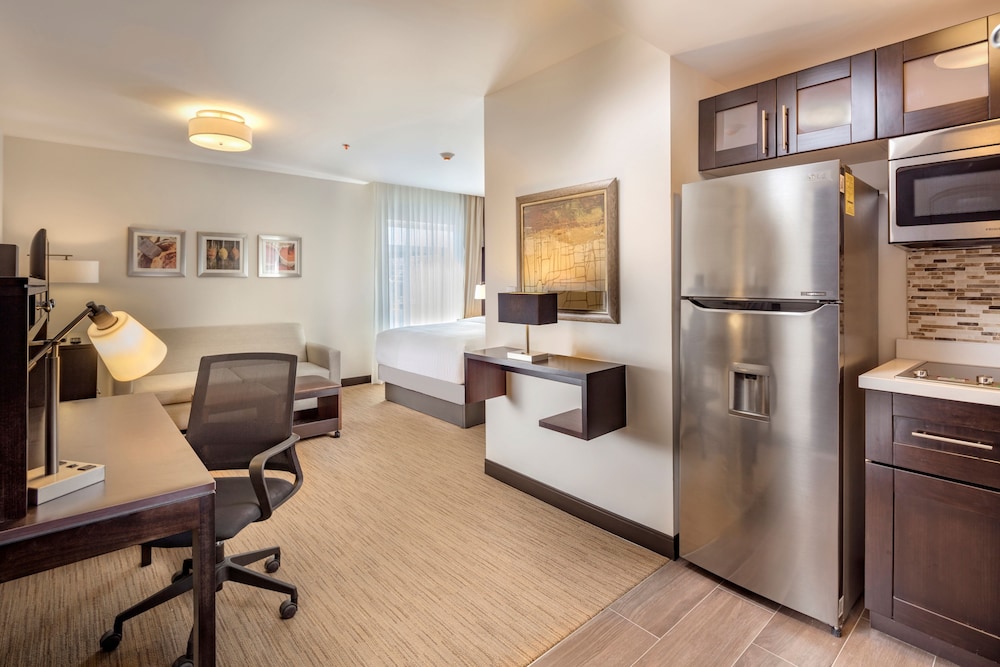 Staybridge Suites Saltillo 28/68