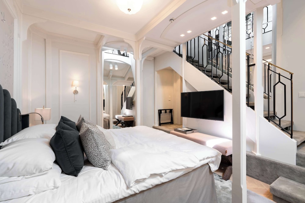 SUITE, THE TOWER