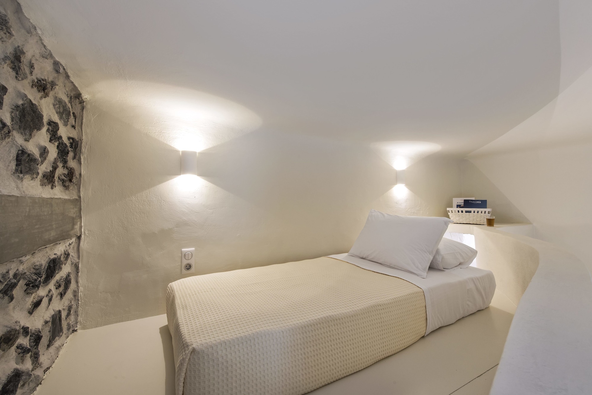 WHITE, SUITE, MULTIPLE BEDS