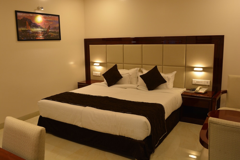 The Avr Hotels & Banquets 8/36