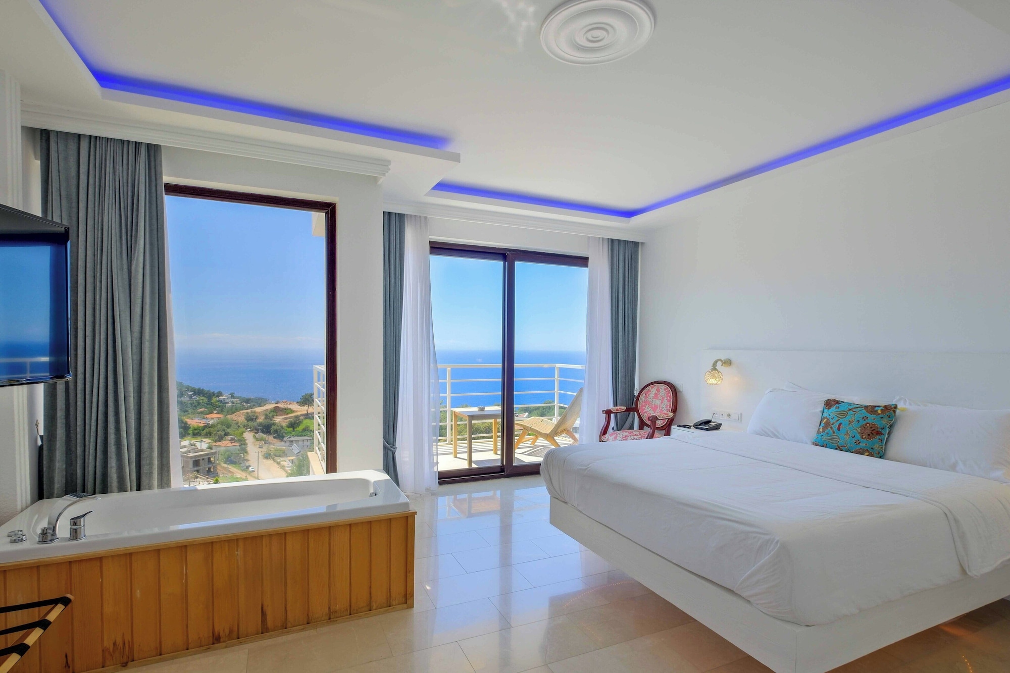 DELUXE, DOUBLE BED, BATHTUB