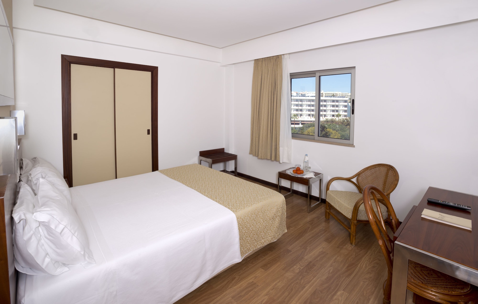 BASIC, DOUBLE BED, NO BALCONY