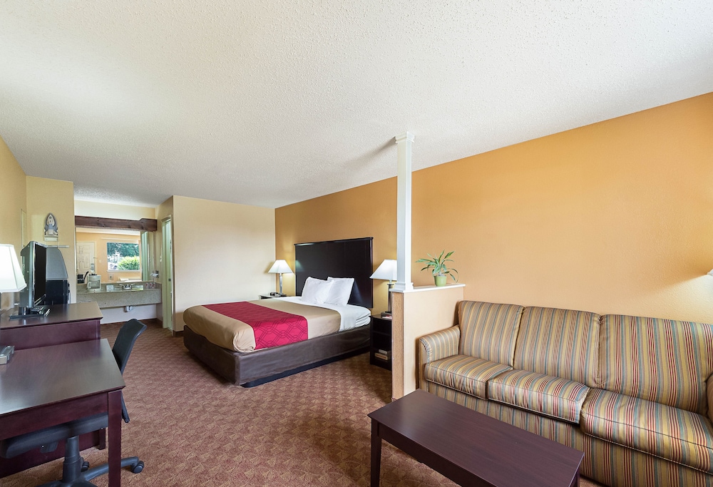 Econo Lodge Inn & Suites San Antonio near Frost Bank Center 16/25