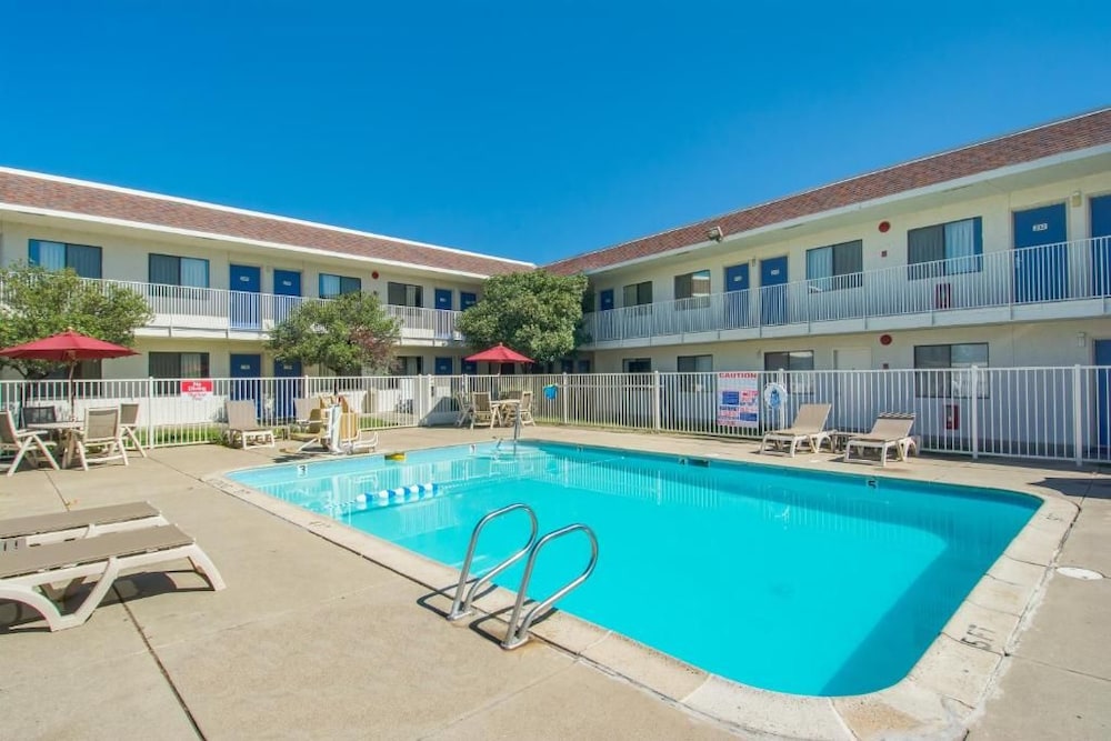Motel6 Redding, CA - North 33/36