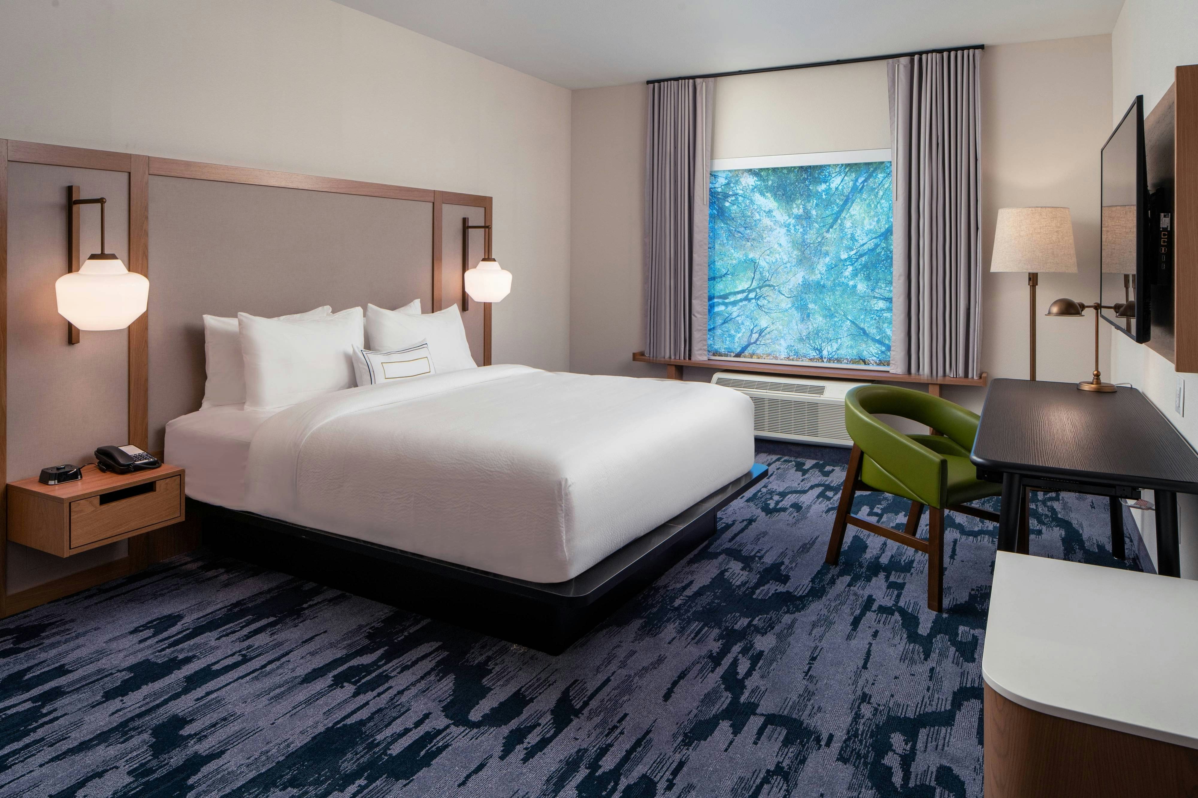 ROOM, KING BED
