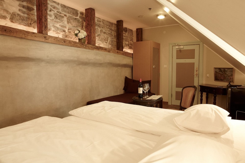 Cru Hotel 25/74
