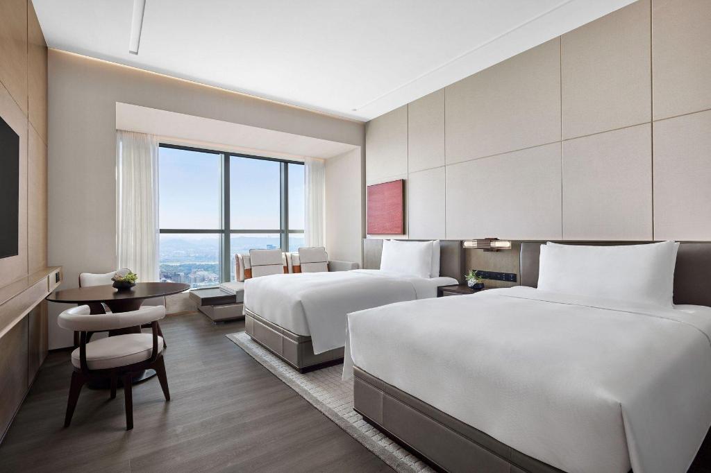 Guest Room, Twin Beds, Skyline View