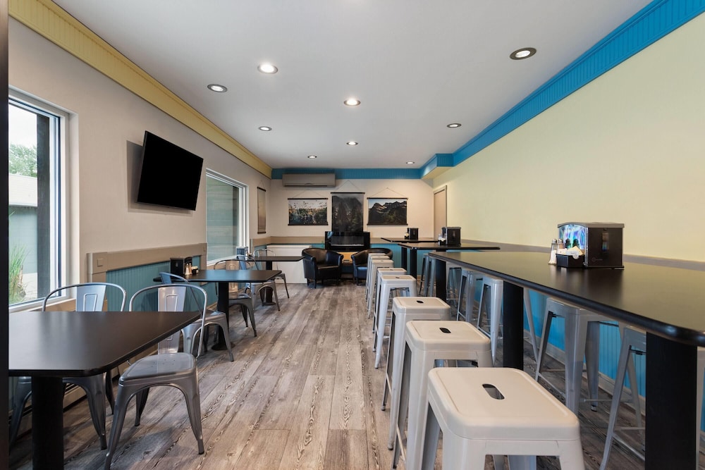 Days Inn and Suites by Wyndham Downtown Missoula-University 56/66