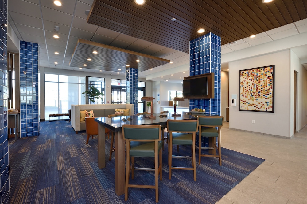 Holiday Inn Express and Suites Houston North Woodlands Area 55/70