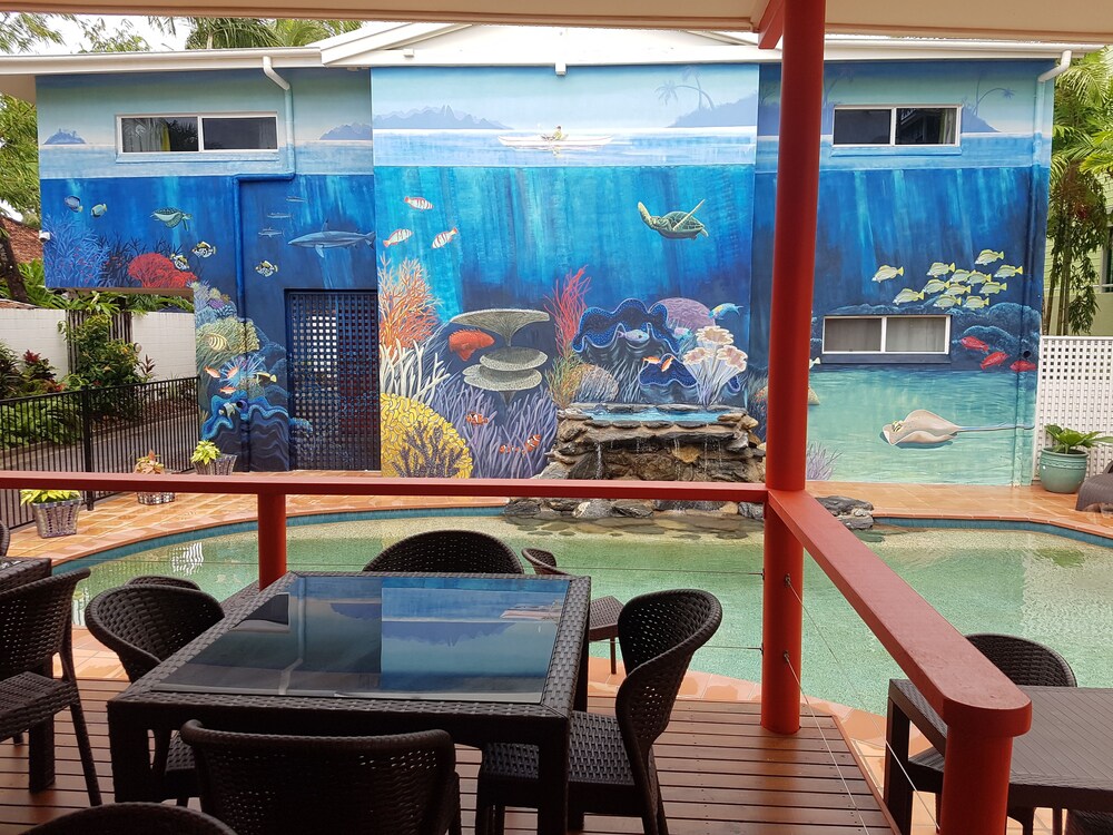 PORT DOUGLAS MOTEL 54/73
