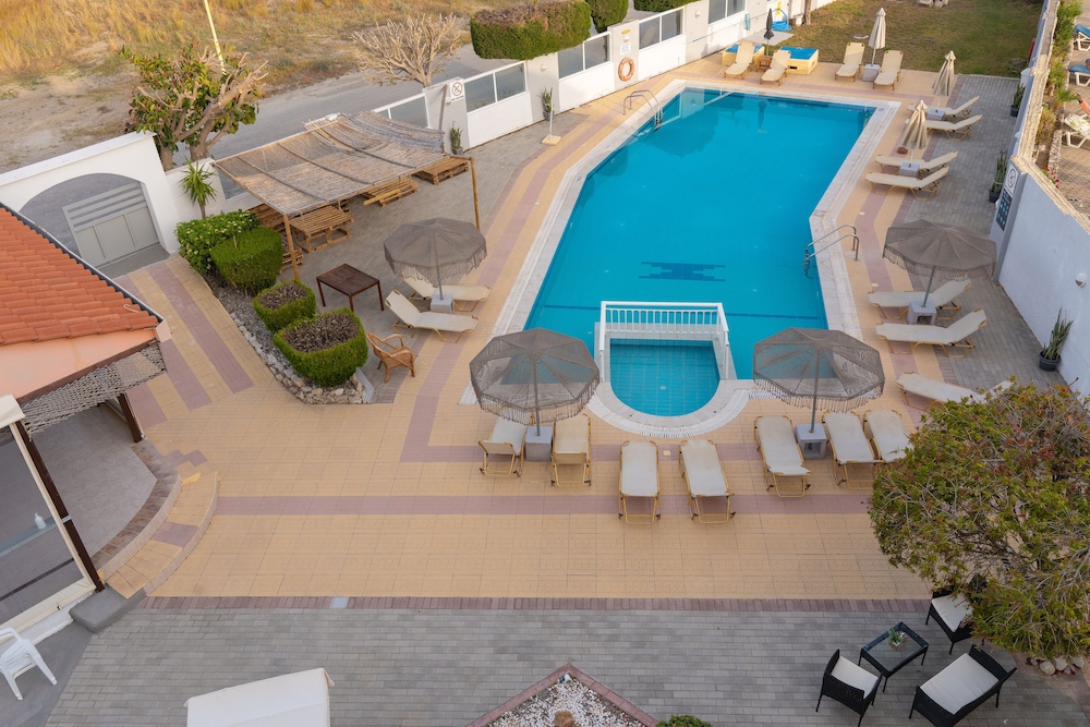 Maroula Blue Studios And Suites 68/70