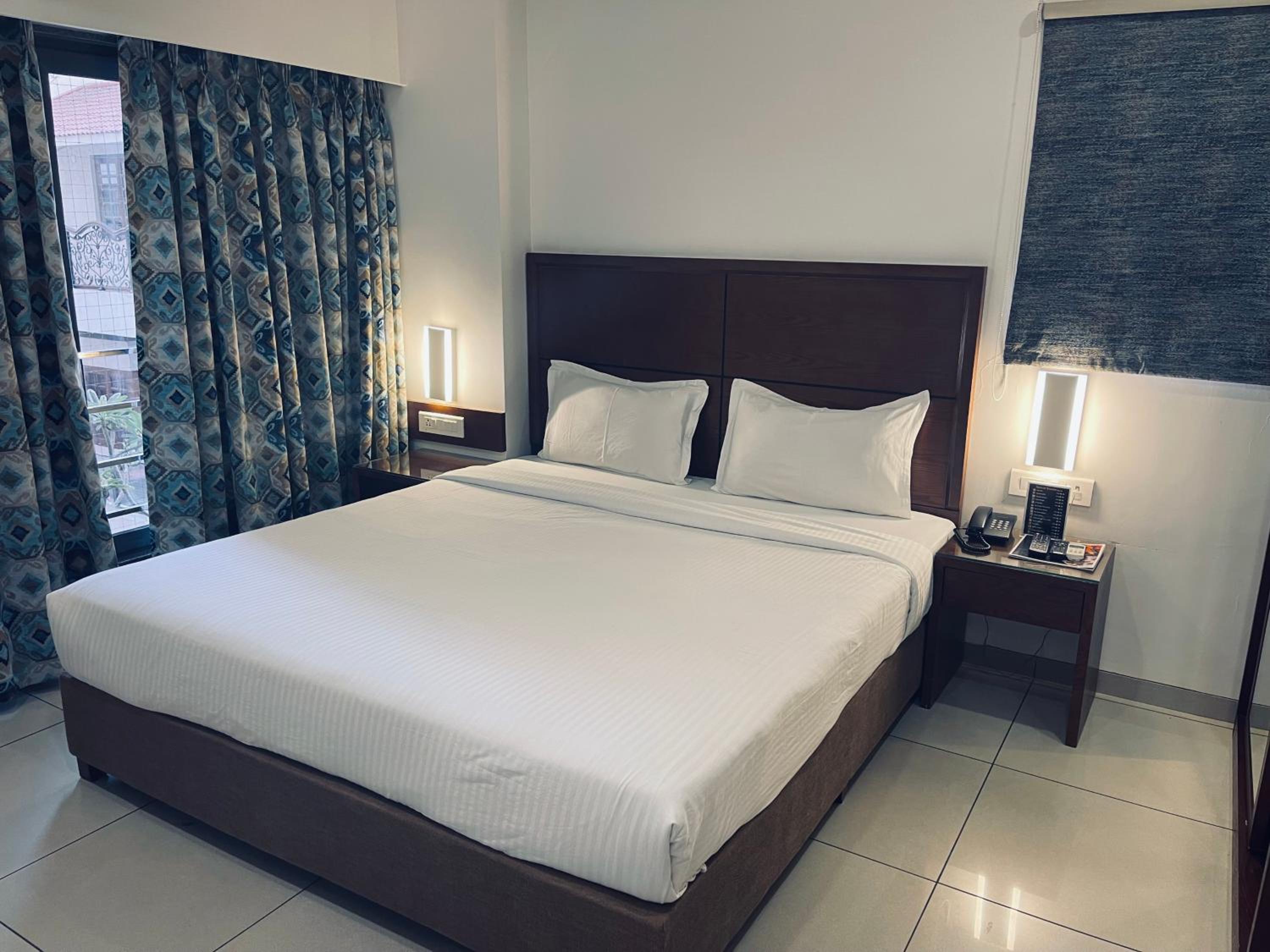 OYO Premium Vastrapur Lake 17/63