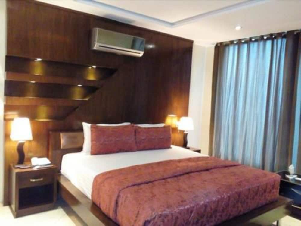 Bling International Hotel Multan 6/24