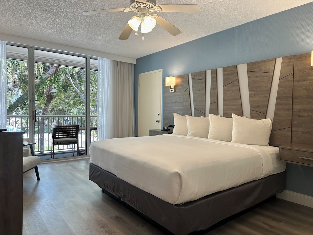 2 Bedrooms, Oasis, Deluxe, Suite, 1 King and 2 Double Beds, Sofa
