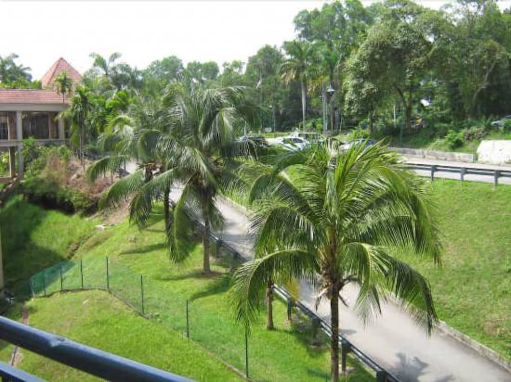 Paradise Lagoon Apartment 18/21