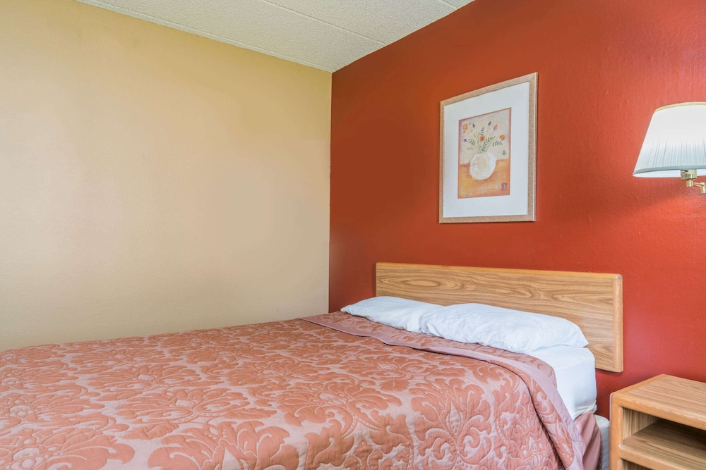 Super 8 by Wyndham Brooklyn Center/MPLS 7/25